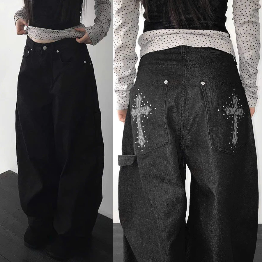 Quần jean baggy đen, ống siêu rộng, cạp trung/low. Túi sau thêu hình cross viền đinh tán nhỏ, phong cách street goth/Y2K