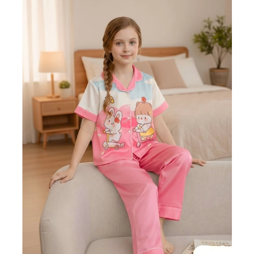 Bộ pijama bé gái vải latin tay ngắn quần dài họa tiết cô bé và thỏ trượt scooter | Đồ ngủ trẻ em cao cấp, mềm mát, đủ si