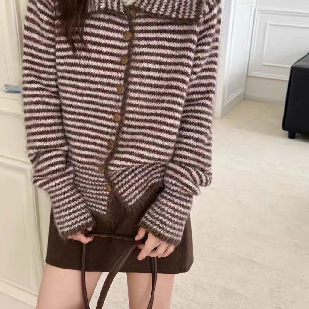 Áo cardigan len sọc nâu vintage cúc gỗ