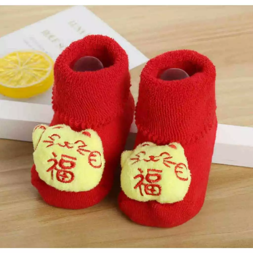 Tất len tết tài lộc, mũ cotton tết màu đỏ cho bé chơi tết