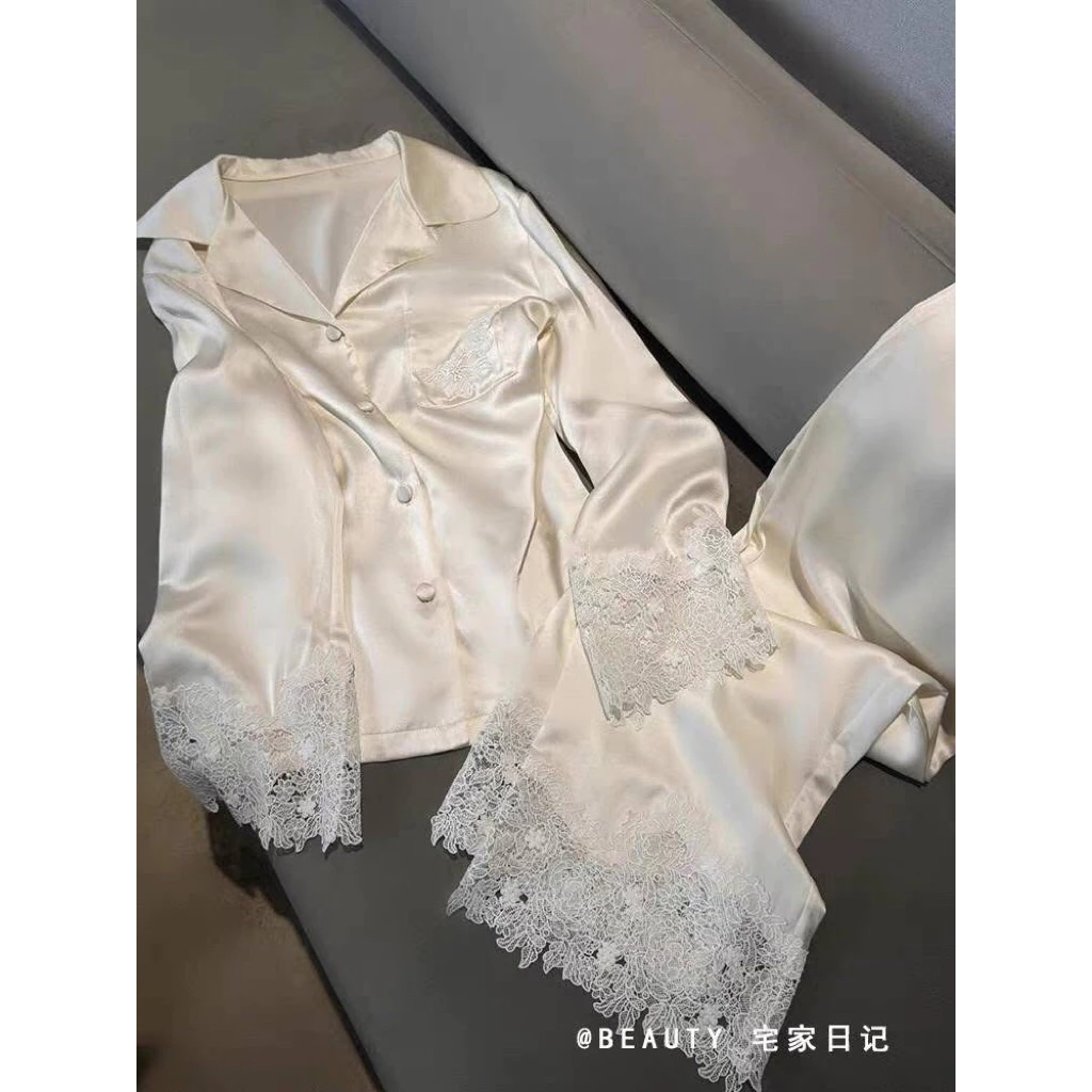 Bộ đồ ngủ lụa tuyết cao cấp màu trắng, viền ren, dành cho nữ, kiểu dáng mới phù hợp để mặc ở nhà hoặc mặc ngoài.