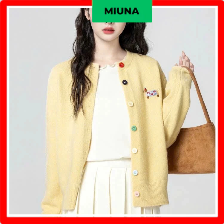 Áo cardigan vàng pastel Miuna màu lạ, Áo len thêu logo dễ thương AL44