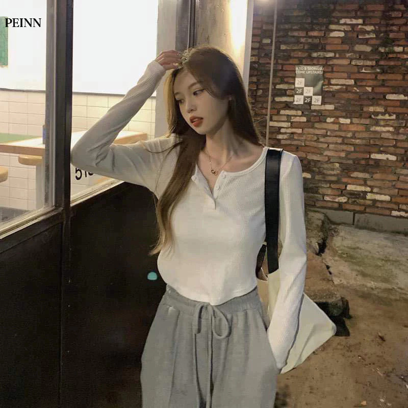 [Peinn] Áo croptop vạt bầu nữ tay dài phối cúc ngực tôn dáng Peinn Nh129 chất vải dễ chịu, thấm hút mồ hôi